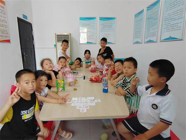 做蛋糕,教绘画,黄冈师范学院暑期社会实践活动丰富多彩_fororder_图片1111